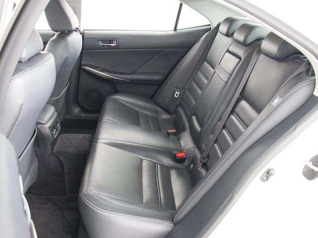 IS IS300h バージョンL (禁煙車)(整備点検記録簿13枚)(サンルーフ)(冷暖房シート)(黒本革)(シートメモリー)(クリアランスソナー)(連眼LEDヘッドライト)(SDマルチナビ)(17インチAW)(Bluetooth)(35枚目)