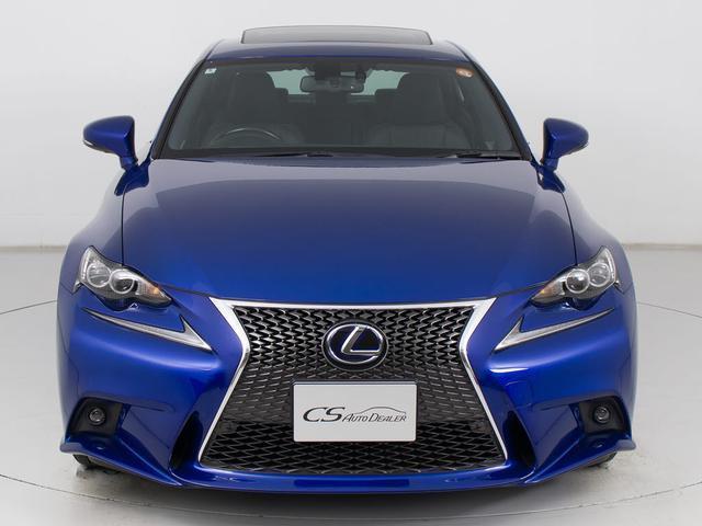 禁煙車です！室内は嫌なニオイも無く、すごく綺麗な状態です！禁煙車・・特にセダンタイプのお車では少ないですよね！！タバコのニオイが苦手なお客様必見です！快適にご乗車頂けます！！