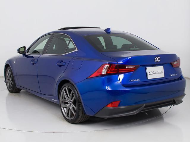 個性的なリアビューで御座います。精悍な佇まいは高級車ならではです。