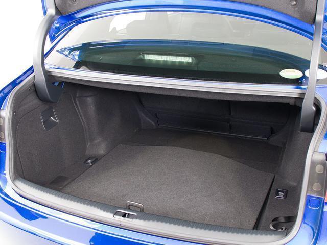 トランクが狭いと思っておりませんか？実際は大容量トランクです！旅行等の長距離ドライブも快適です！また、屋根付きスペースを完備しておりますので、夜間でも、雨でも雪の日だってゆっくりご覧頂けます。