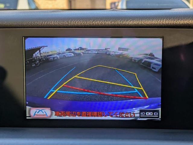 カラーバックカメラが付いています！バックにギアを入れると、後方視界が自動的にマルチ画面に映し出されます！夜も明るく見えますので、すごく便利！！一度使うとカメラ無しには乗りたくない程！