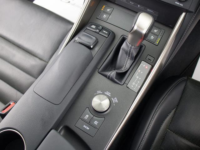 シフト周りです。スッキリとしつつも高級感や操作性を損なわない作りとなっております。