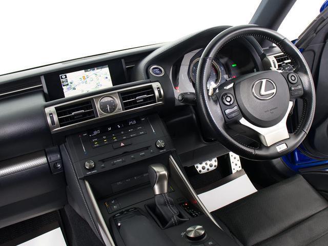 ★使いやすさや安全性を追求したステアリング周り！高級車ゆえにスイッチ類が多いのも特徴ですね！考え尽くされた配置ですぐに使いこなす事が出来ますのでご安心下さい！是非、体感してみて下さい！！