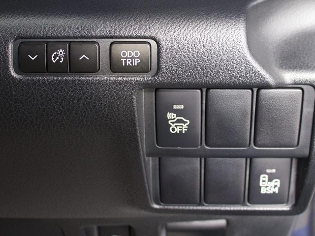 ★使いやすさや安全性を追求したステアリング周り！高級車ゆえにスイッチ類が多いのも特徴ですね！考え尽くされた配置ですぐに使いこなす事が出来ますのでご安心下さい！是非、体感してみて下さい！！