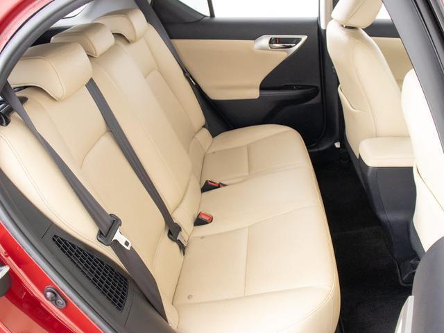 赤革、茶革、黒革、白革、黒×赤コンビ革・・・お好みの色で新品本革シートを作成できます！オリジナル本革でカーライフを満喫はいかがでしょうか？ご興味ある方は、デザイン等含め当社までお問い合わせください！