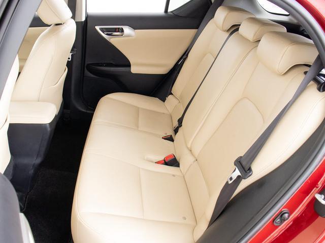 赤革、茶革、黒革、白革、黒×赤コンビ革・・・お好みの色で新品本革シートを作成できます！オリジナル本革でカーライフを満喫はいかがでしょうか？ご興味ある方は、デザイン等含め当社までお問い合わせください！