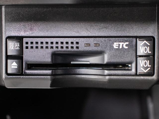 コンソール内一体型のビルトインＥＴＣ装備！見た目の部分も良いですが、ＥＴＣカードの盗難防止になる設置箇所です！料金所の渋滞回避！時間帯・日によって料金の軽減を受けられます！ストレス知らずのドライブ！