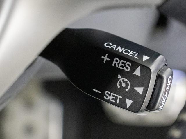 【オートクルーズコントロール】搭載。アクセル操作なしでも車が自動でスピードを保ってくれる機能です長距離の高速は楽々です