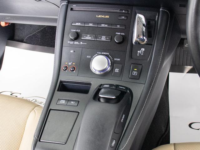 シフト周りです。スッキリとしつつも高級感や操作性を損なわない作りとなっております。