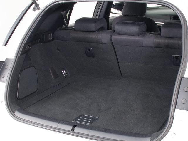 トランクが狭いと思っておりませんか？実際は大容量トランクです！旅行等の長距離ドライブも快適です！また、屋根付きスペースを完備しておりますので、夜間でも、雨でも雪の日だってゆっくりご覧頂けます。