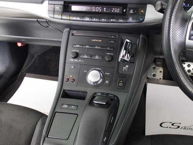 シフト周りです。スッキリとしつつも高級感や操作性を損なわない作りとなっております。