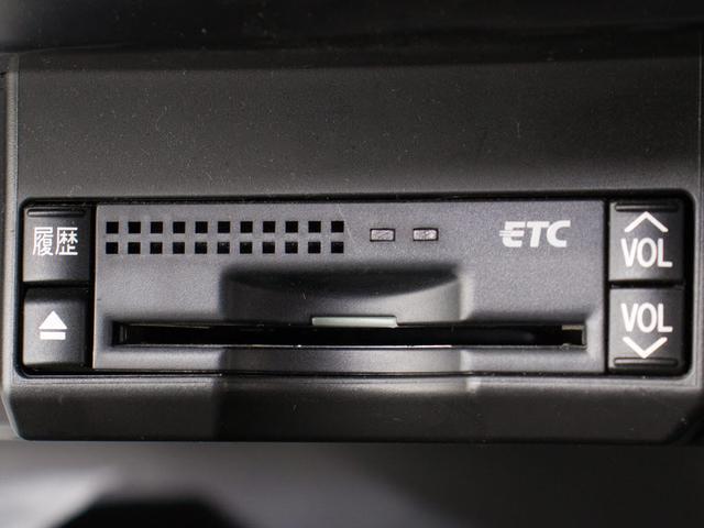コンソール内一体型のビルトインＥＴＣ装備！見た目の部分も良いですが、ＥＴＣカードの盗難防止になる設置箇所です！料金所の渋滞回避！時間帯・日によって料金の軽減を受けられます！ストレス知らずのドライブ！