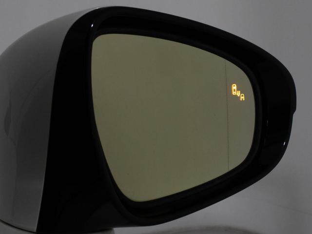 ＢＳＭ（ブラインドスポットモニタ）！隣の車線を走る車両をレーダーで検知し、ドアミラーでは確認しにくい後側方エリアに存在する車両に加えて、急接近してくる車両も検知します。