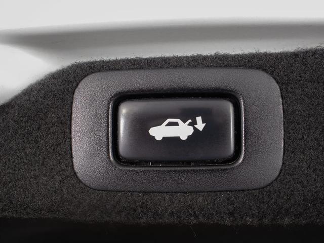 スイッチ操作でトランクリッドの自動開閉が行えます。電子キー本体のワイヤレス機能や運転席のスイッチからでもオープン操作が可能です！高級車ならではの快適装備です！！