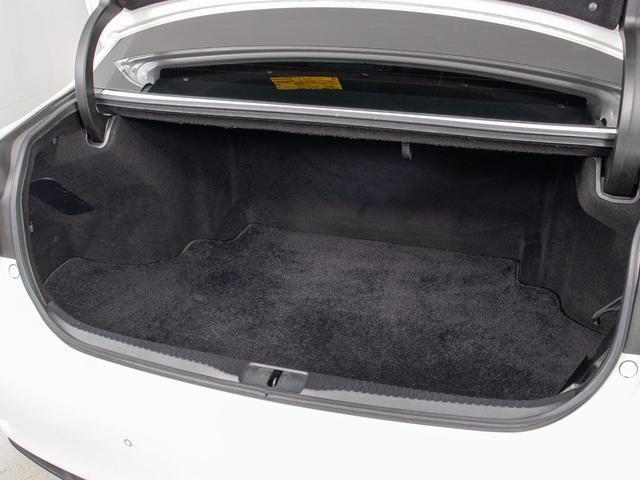 トランクが狭いと思っておりませんか？実際は大容量トランクです！旅行等の長距離ドライブも快適です！また、屋根付きスペースを完備しておりますので、夜間でも、雨でも雪の日だってゆっくりご覧頂けます。