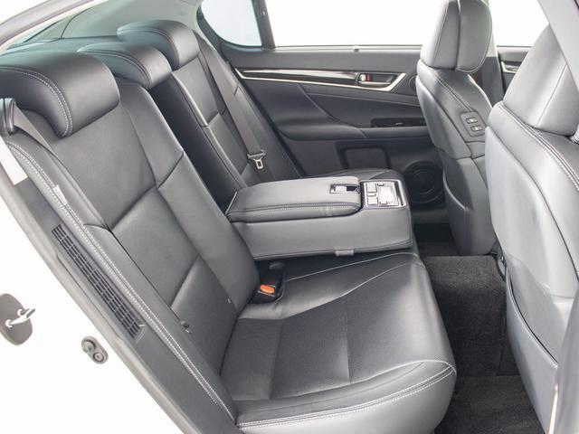 赤革、茶革、黒革、白革、黒×赤コンビ革・・・お好みの色で新品本革シートを作成できます！オリジナル本革でカーライフを満喫はいかがでしょうか？ご興味ある方は、デザイン等含め当社までお問い合わせください！