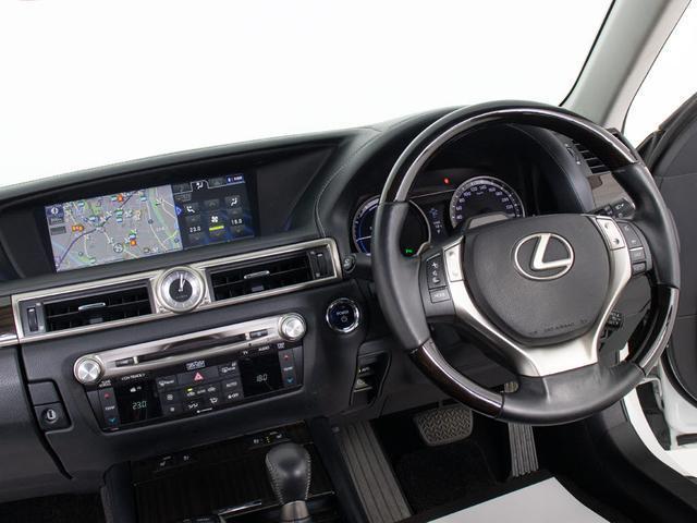 ★使いやすさや安全性を追求したステアリング周り！高級車ゆえにスイッチ類が多いのも特徴ですね！考え尽くされた配置ですぐに使いこなす事が出来ますのでご安心下さい！是非、体感してみて下さい！！