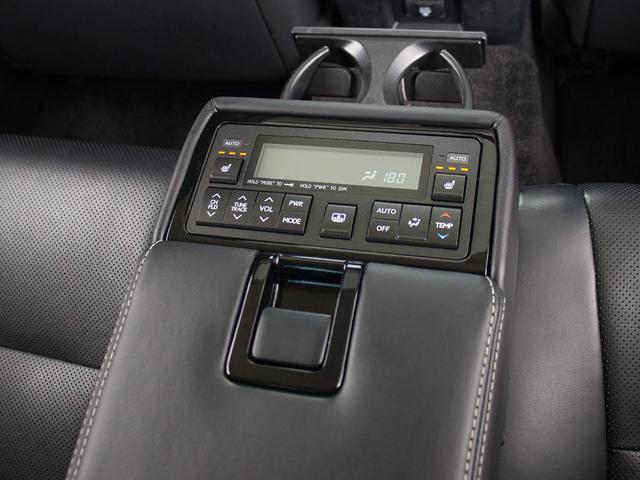 後席もＶＩＰ装備！後席センターコンソールの画像です！こちらのお車には、後席にもパワーシートが装備されています！更にオーディオなども後席から操作出来るなど豪華！ゲストに喜んで頂ける装備ですね！