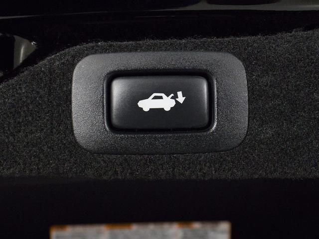 スイッチ操作でトランクリッドの自動開閉が行えます。電子キー本体のワイヤレス機能や運転席のスイッチからでもオープン操作が可能です！高級車ならではの快適装備です！！