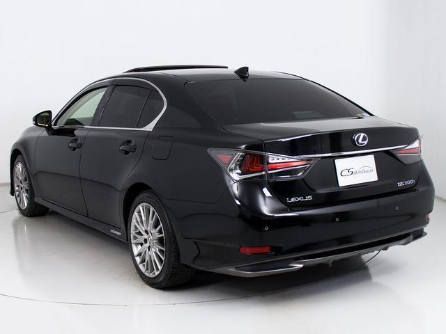 個性的なリアビューで御座います。精悍な佇まいは高級車ならではです。