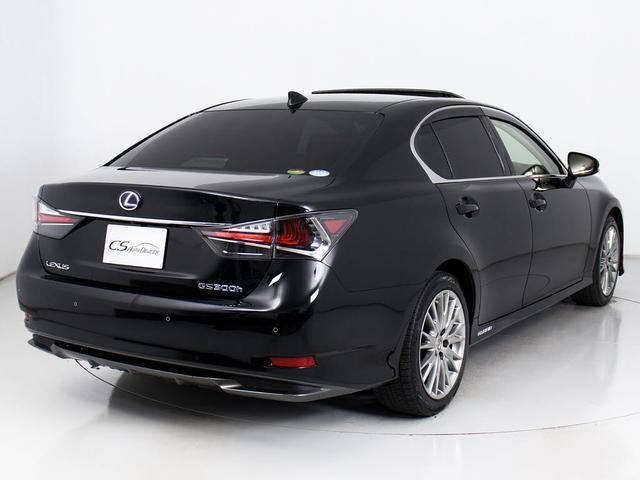 個性的なリアビューで御座います。精悍な佇まいは高級車ならではです。