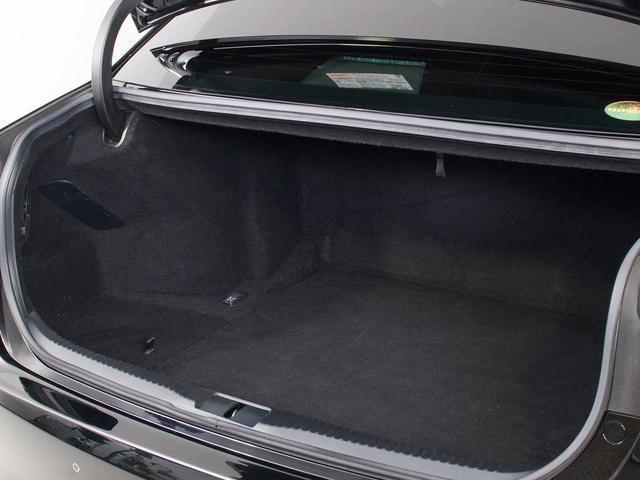 トランクが狭いと思っておりませんか？実際は大容量トランクです！旅行等の長距離ドライブも快適です！また、屋根付きスペースを完備しておりますので、夜間でも、雨でも雪の日だってゆっくりご覧頂けます。