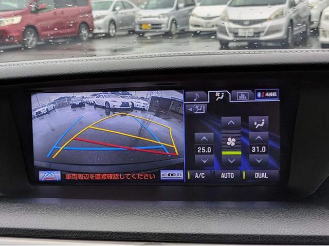 カラーバックカメラが付いています！バックにギアを入れると、後方視界が自動的にマルチ画面に映し出されます！夜も明るく見えますので、すごく便利！！一度使うとカメラ無しには乗りたくない程！