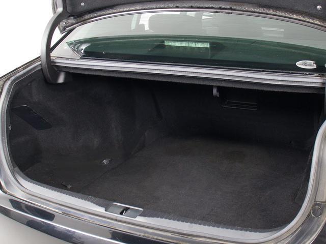 トランクが狭いと思っておりませんか？実際は大容量トランクです！旅行等の長距離ドライブも快適です！また、屋根付きスペースを完備しておりますので、夜間でも、雨でも雪の日だってゆっくりご覧頂けます。