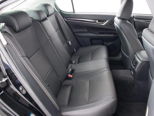 赤革、茶革、黒革、白革、黒×赤コンビ革・・・お好みの色で新品本革シートを作成できます！オリジナル本革でカーライフを満喫はいかがでしょうか？ご興味ある方は、デザイン等含め当社までお問い合わせください！