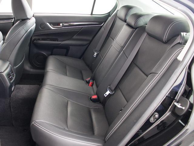 赤革、茶革、黒革、白革、黒×赤コンビ革・・・お好みの色で新品本革シートを作成できます！オリジナル本革でカーライフを満喫はいかがでしょうか？ご興味ある方は、デザイン等含め当社までお問い合わせください！