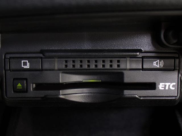 コンソール内一体型のビルトインＥＴＣ装備！見た目の部分も良いですが、ＥＴＣカードの盗難防止になる設置箇所です！料金所の渋滞回避！時間帯・日によって料金の軽減を受けられます！ストレス知らずのドライブ！