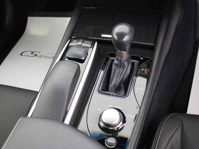 シフト周りです。スッキリとしつつも高級感や操作性を損なわない作りとなっております。