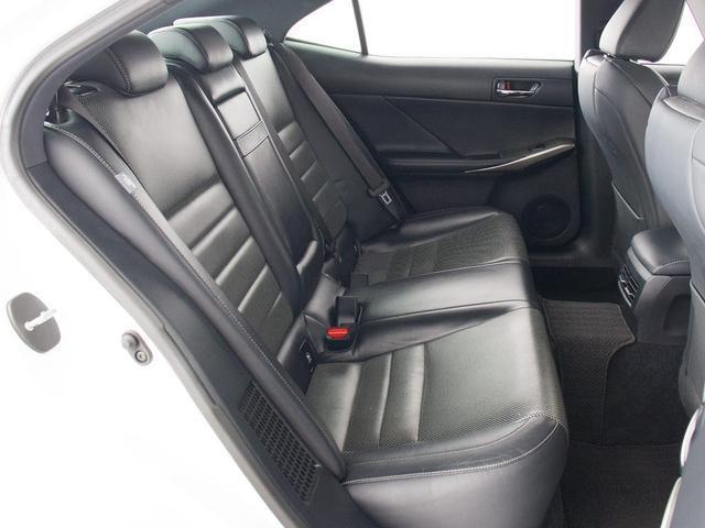 IS IS300h Fスポーツ (禁煙車)(サンルーフ)(レーダークルーズ)(プリクラッシュ)(クリアランスソナー)(BSM)(LEDヘッドライト)(黒本革)(シートヒーター)(エアシート)(SDナビ)(Bluetooth)(30枚目)