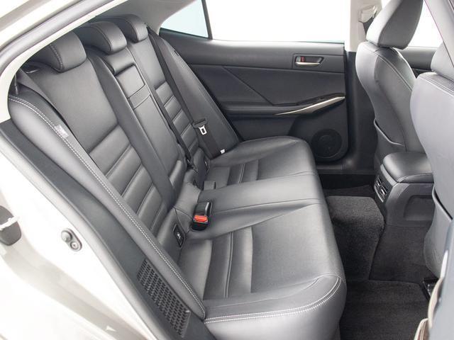 IS IS300h バージョンL (禁煙車)(後期型)(全画面SDナビ)(セーフティシステム+)(レーダークルーズ)(プリクラッシュ)(LDA)(BSM)(障害物センサー)(リアシェード)(黒本革)(冷暖房シート)(シートメモリー)(31枚目)