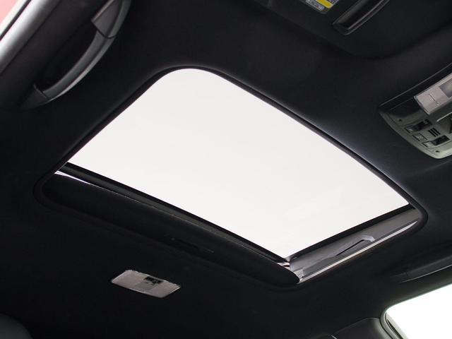 人気装備のサンルーフが付いています！上下チルトに前後スライド機能が付いていますので、様々なドライブシーンで活躍してくれます！！開放感ある車内空間は気持ちがいいですよ！是非体感してみて下さい！