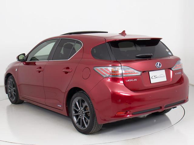 個性的なリアビューで御座います。精悍な佇まいは高級車ならではです。