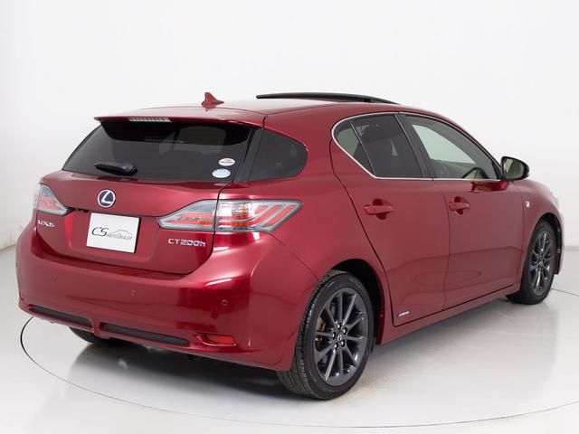 個性的なリアビューで御座います。精悍な佇まいは高級車ならではです。