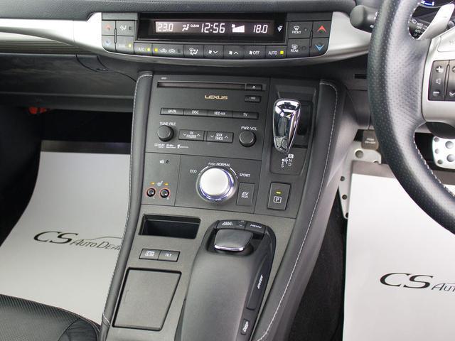 シフト周りです。スッキリとしつつも高級感や操作性を損なわない作りとなっております。