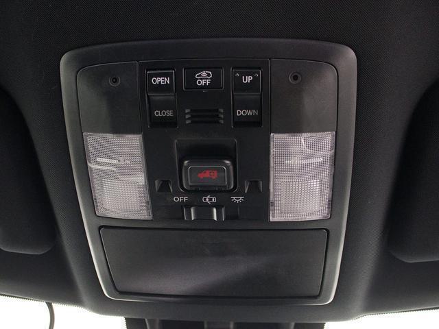 人気装備のサンルーフが付いています！上下チルトに前後スライド機能が付いていますので、様々なドライブシーンで活躍してくれます！！開放感ある車内空間は気持ちがいいですよ！是非体感してみて下さい！