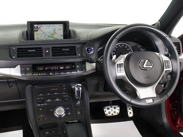 ★使いやすさや安全性を追求したステアリング周り！高級車ゆえにスイッチ類が多いのも特徴ですね！考え尽くされた配置ですぐに使いこなす事が出来ますのでご安心下さい！是非、体感してみて下さい！！