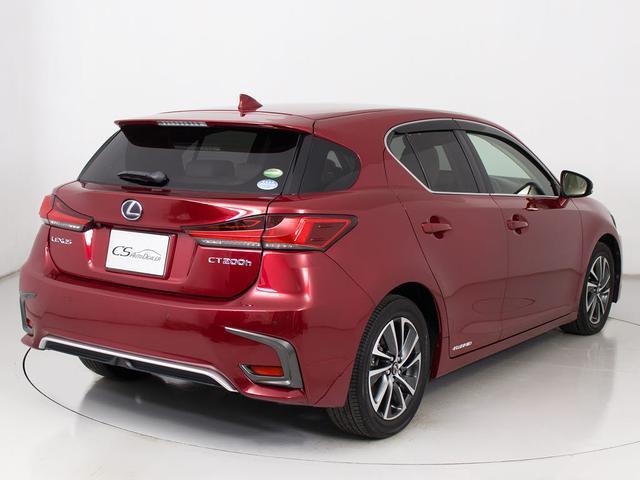 個性的なリアビューで御座います。精悍な佇まいは高級車ならではです。