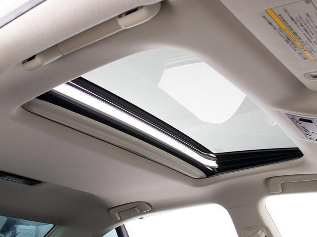 人気装備のサンルーフが付いています！上下チルトに前後スライド機能が付いていますので、様々なドライブシーンで活躍してくれます！！開放感ある車内空間は気持ちがいいですよ！是非体感してみて下さい！