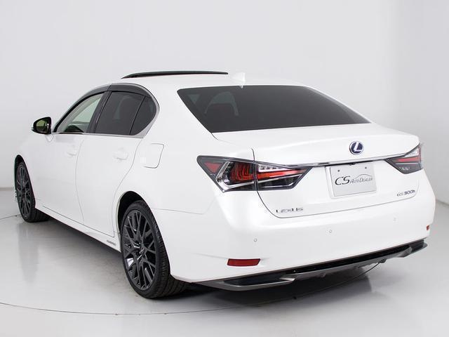 個性的なリアビューで御座います。精悍な佇まいは高級車ならではです。