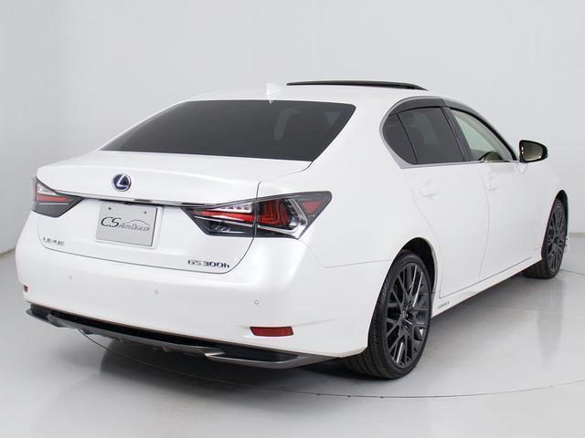 個性的なリアビューで御座います。精悍な佇まいは高級車ならではです。