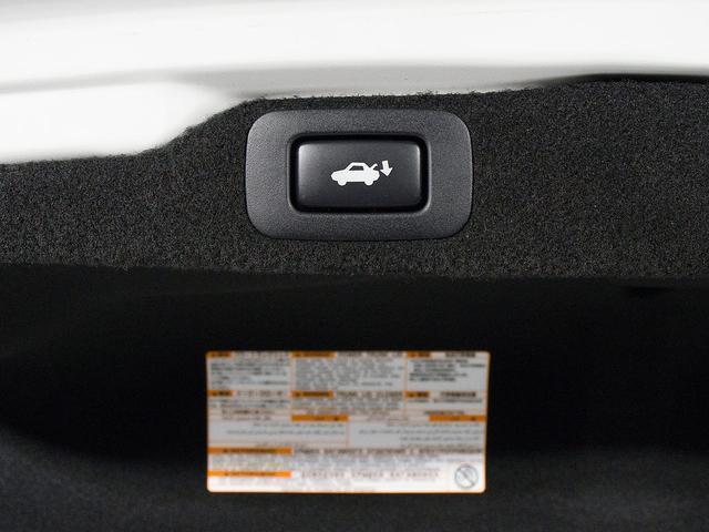 スイッチ操作でトランクリッドの自動開閉が行えます。電子キー本体のワイヤレス機能や運転席のスイッチからでもオープン操作が可能です！高級車ならではの快適装備です！！