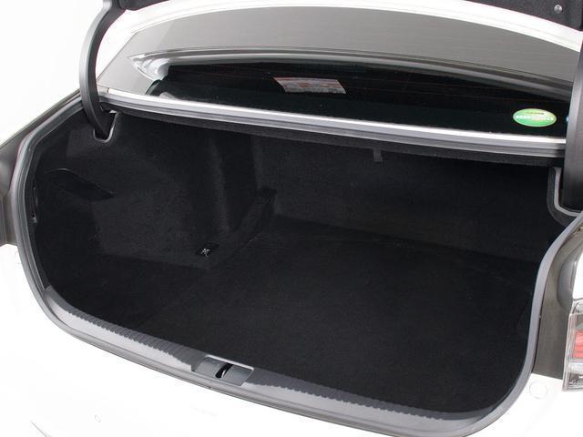 トランクが狭いと思っておりませんか？実際は大容量トランクです！旅行等の長距離ドライブも快適です！また、屋根付きスペースを完備しておりますので、夜間でも、雨でも雪の日だってゆっくりご覧頂けます。