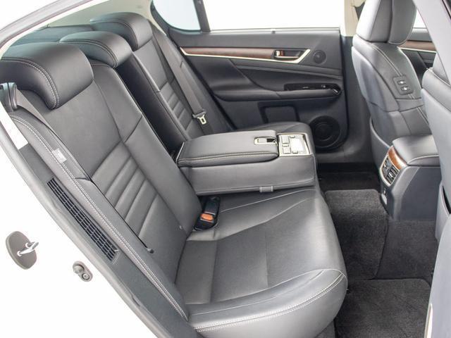 赤革、茶革、黒革、白革、黒×赤コンビ革・・・お好みの色で新品本革シートを作成できます！オリジナル本革でカーライフを満喫はいかがでしょうか？ご興味ある方は、デザイン等含め当社までお問い合わせください！