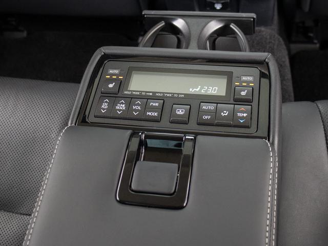 後席もＶＩＰ装備！後席センターコンソールの画像です！こちらのお車はオーディオなども後席から操作出来るなど豪華！ゲストに喜んで頂ける装備ですね！