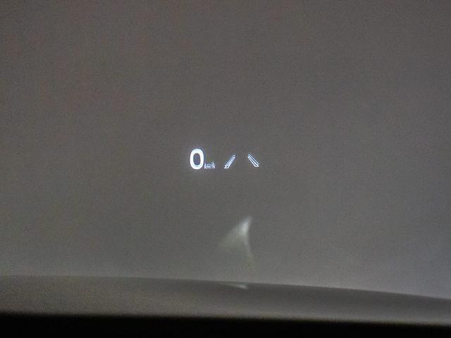 ヘッドアップ・ディスプレイ（ＨＵＤ）現在のスピードや、前方の車線情報など、運転に必要な情報を、目の前のウインドウガラスに表示する機能です。これにより、目線の移動が少なく済み、安全です。