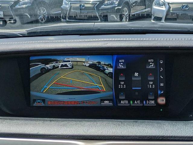 カラーバックカメラが付いています！バックにギアを入れると、後方視界が自動的にマルチ画面に映し出されます！夜も明るく見えますので、すごく便利！！一度使うとカメラ無しには乗りたくない程！